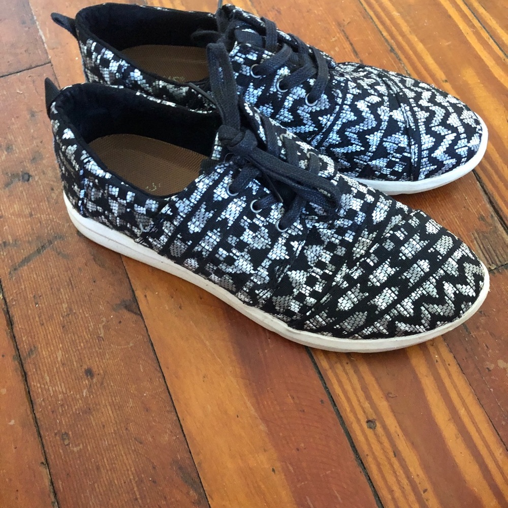 Toms Sneakers in Black/White Pattern in women’s 8